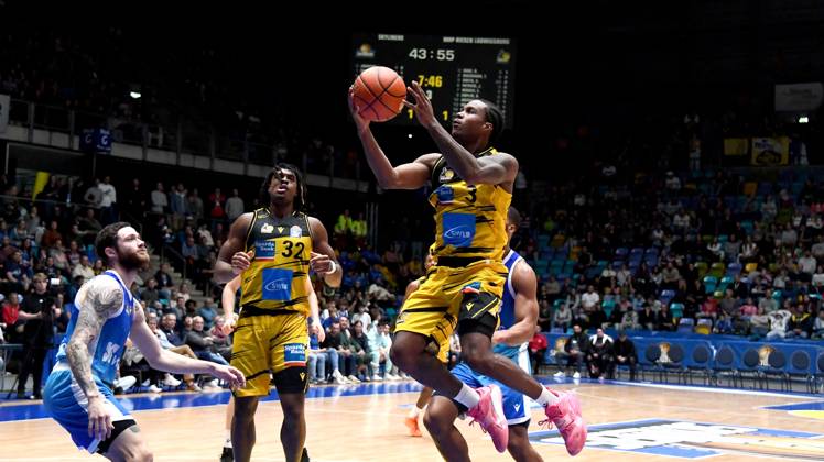 03 10 2025, xokbx, Basketball easyCredit BBL Bundesliga, Frankfurt Skyliners MHP Riesen Ludwigsburg v l Stefan Smith MHP RIESEN Ludwigsburg jump, throw, duel, duel,Logan Johnson Fraport Skyliners Frankfurt DFL DFB REGULATIONS PROHIBIT ANY USE OF PHOTOGRAPHS as IMAGE SEQUENCES and or QUASI VIDEO Frankfurt am Main