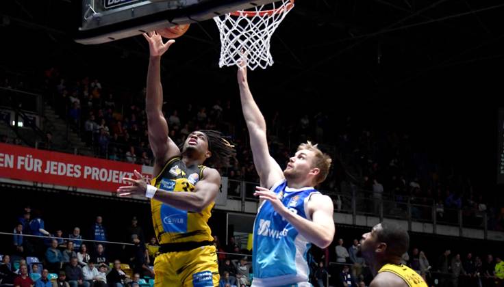 03 10 2025, xokbx, Basketball easyCredit BBL Bundesliga, Frankfurt Skyliners MHP Riesen Ludwigsburg v l Till Pape Fraport Skyliners Frankfurt , Stefan Smith MHP RIESEN Ludwigsburg , Duell, Zweikampf, Sprung, Wurf DFL DFB REGULATIONS PROHIBIT ANY USE OF PHOTOGRAPHS as IMAGE SEQUENCES and or QUASI VIDEO Frankfurt am Main