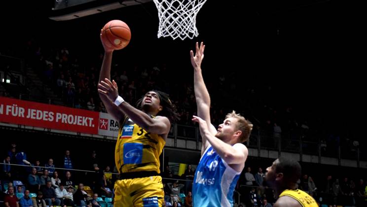 03 10 2025, xokbx, Basketball easyCredit BBL Bundesliga, Frankfurt Skyliners MHP Riesen Ludwigsburg v l Till Pape Fraport Skyliners Frankfurt , Stefan Smith MHP RIESEN Ludwigsburg , Duell, Zweikampf, Sprung, Wurf DFL DFB REGULATIONS PROHIBIT ANY USE OF PHOTOGRAPHS as IMAGE SEQUENCES and or QUASI VIDEO Frankfurt am Main