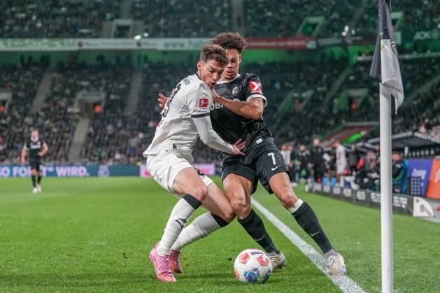 Joe Scally Borussia Mönchengladbach, 29 in duel with Derry Scherhant SC Freiburg, 07 , Germany, Soccer, 1 Bundesliga, Matchday 6, 2025 2026, Borussia Mönchengladbach vs SC Freiburg, 05 10 2025, BORUSSIA PARK, Mönchengladbach, Germany DFL REGULATIONS PROHIBIT ANY USE OF PHOTOGRAPHS AS IMAGE SEQUENCES AND OR QUASI VIDEO Mönchengladbach BORUSSIA PARK North Rhine-Westphalia Germany Copyright: xArnexAmbergx