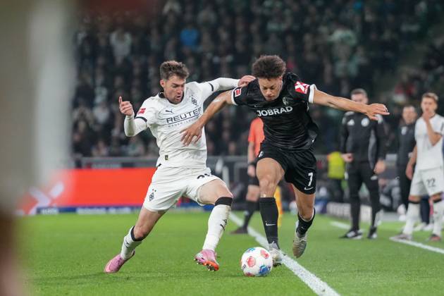 Joe Scally Borussia Mönchengladbach, 29 in duel with Derry Scherhant SC Freiburg, 07 , Germany, Soccer, 1 Bundesliga, Matchday 6, 2025 2026, Borussia Mönchengladbach vs SC Freiburg, 05 10 2025, BORUSSIA PARK, Mönchengladbach, Germany DFL REGULATIONS PROHIBIT ANY USE OF PHOTOGRAPHS AS IMAGE SEQUENCES AND OR QUASI VIDEO Mönchengladbach BORUSSIA PARK North Rhine-Westphalia Germany Copyright: xArnexAmbergx