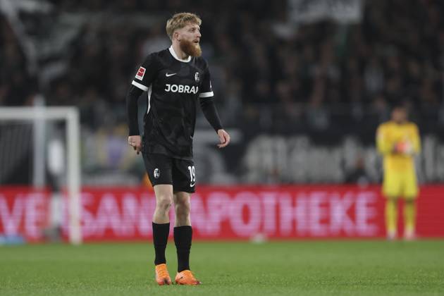 Jan-Niklas Beste (SC Freiburg) schaut waehrend des spiels der Bundesliga zwischen Borussia Mönchengladbach und Club Freiburg, Stadion im Borussia-Park am 05. October 2025 in Mönchengladbach, Deutschland. (Foto von Oliver Kaelke DeFodi Images) +++ Jan-Niklas Beste (SC Freiburg) looks on during the Bundesliga match between Borussia Mönchengladbach and Sport-Club Freiburg at Stadion im Borussia-Park on October 5, 2025 in Mönchengladbach, Germany. (Photo by Oliver Kaelke DeFodi Images) DFL regulations prohibit any use of photographs as image sequences and or quasi-video. (Photo by Oliver Kaelke DeFodi Images) Jan Niklas Beste SC Freiburg looks on during the Bundesliga match between Borussia Mönchengladbach and Sport Club Freiburg, Stadion im Borussia Park on October 05 2025 in Mönchengladbach, Germany Photo by Oliver Kaelke DeFodi Images Jan Niklas Beste SC Freiburg looks on during the Bundesliga match between Borussia Mönchengladbach and Sport Club Freiburg at Stadion im Borussia Park on October 5, 2025 in Mönchengladbach, Germany Photo by Oliver Kaelke DeFodi Images DFL regulations prohibit any use of photographs as image sequences and or quasi video Photo by Oliver Kaelke DeFodi Images