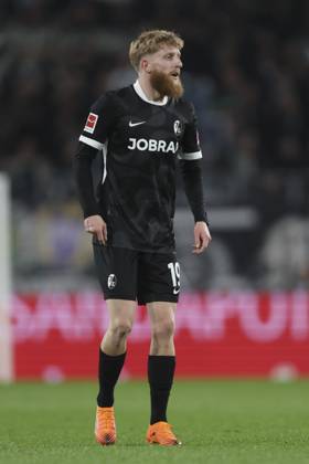 Jan-Niklas Beste (SC Freiburg) schaut waehrend des spiels der Bundesliga zwischen Borussia Mönchengladbach und Club Freiburg, Stadion im Borussia-Park am 05. October 2025 in Mönchengladbach, Deutschland. (Foto von Oliver Kaelke DeFodi Images) +++ Jan-Niklas Beste (SC Freiburg) looks on during the Bundesliga match between Borussia Mönchengladbach and Sport-Club Freiburg at Stadion im Borussia-Park on October 5, 2025 in Mönchengladbach, Germany. (Photo by Oliver Kaelke DeFodi Images) DFL regulations prohibit any use of photographs as image sequences and or quasi-video. (Photo by Oliver Kaelke DeFodi Images) Jan Niklas Beste SC Freiburg looks on during the Bundesliga match between Borussia Mönchengladbach and Sport Club Freiburg, Stadion im Borussia Park on October 05 2025 in Mönchengladbach, Germany Photo by Oliver Kaelke DeFodi Images Jan Niklas Beste SC Freiburg looks on during the Bundesliga match between Borussia Mönchengladbach and Sport Club Freiburg at Stadion im Borussia Park on October 5, 2025 in Mönchengladbach, Germany Photo by Oliver Kaelke DeFodi Images DFL regulations prohibit any use of photographs as image sequences and or quasi video Photo by Oliver Kaelke DeFodi Images