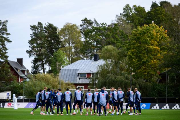 251007 Players of the Swedish men s national football team during a training session on October 7, 2025 in Stockholm Photo Jesper Zerman BILDBYRAN kod JZ JZ0621 fotboll football soccer fotball vm kval kval fifa world cup qualifier qualifier träning practice training sverige sweden sverige a bbeng  Copyright: JESPERxZERMAN BB251007JZ050