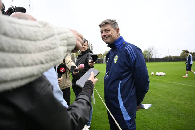 STOCKHOLM, SWEDEN 20251008 National team captain Jon Dahl Tomasson as the men s national team gathers on Bosön in Stockholm ahead of the World Cup qualifiers against Switzerland and Kosovo STOCKHOLM SWEDEN x10060x  Copyright: xHenrikxMontgomery TTx NATIONAL TEAM TRAINING