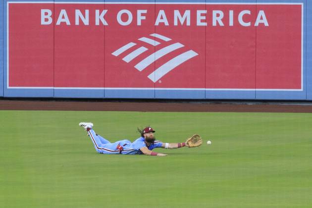 October 8, 2025, Los Angeles, California, USA: Brandon Marsh 16 of the Philadelphia Phillies is unable to make a catch in the outfield during their MLB, Baseball Herren, USA National League Division Series Game 3 against the Los Angeles Dodgers on Wednesday October 8, 2025 at Dodger Stadium in Los Angeles, California. JAVIER ROJAS PI Los Angeles USA - ZUMAp124 20251008_zaa_p124_007 Copyright: xJavierxRojasx