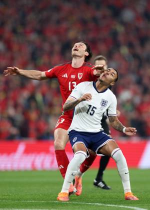 London, England, 9th October 2025. Morgan Rogers of England with Keiffer Moore of Wales during the England vs Wales International Friendly, Länderspiel, Nationalmannschaft match at Wembley Stadium, London. Picture credit should read: David Klein Sportimage EDITORIAL USE ONLY. No use with unauthorised audio, video, data, fixture lists, club league logos or live services. Online in-match use limited to 120 images, no video emulation. No use in betting, games or single club league player publications. SPI_067_DK_ENG_WAL SPI-4207-0104