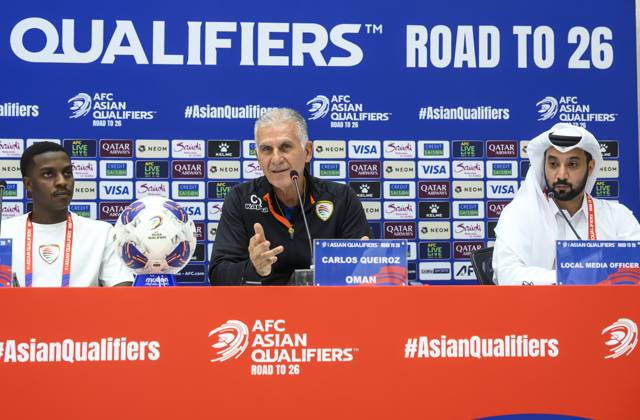 press conference, PK, Pressekonferenz TEAM OMAN-2026 FIFA World Cup, WM, Weltmeisterschaft, Fussball ASIAN QUALIFIER PLAYOFFS Head coach of Oman Carlos Queiroz (C) and player Nayef Faraj (L) attend a press conference ahead of the FIFA World Cup 2026 AFC Asian qualifiers playoffs group A match between United Arab Emirates and Oman at Jassim Bin Hamad Stadium in Doha, Qatar, on October 10, 2025. DOHA Qatar Copyright: xNOUSHADx