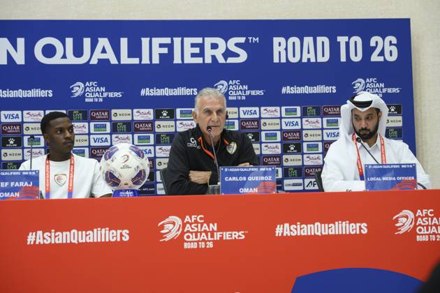 press conference, PK, Pressekonferenz TEAM OMAN-2026 FIFA World Cup, WM, Weltmeisterschaft, Fussball ASIAN QUALIFIER PLAYOFFS Head coach of Oman Carlos Queiroz (C) and player Nayef Faraj (L) attend a press conference ahead of the FIFA World Cup 2026 AFC Asian qualifiers playoffs group A match between United Arab Emirates and Oman at Jassim Bin Hamad Stadium in Doha, Qatar, on October 10, 2025. DOHA Qatar Copyright: xNOUSHADx
