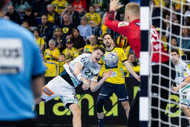Oskar SUNNEFELDT FRISCH AUF Goeppingen, 27 scores a goal, Action, Goal throw Rhein Neckar Loewen RNL vs FRISCH AUF Goeppingen FAG , Handball, Men, Daikin Handball Bundesliga HBL , 8 Matchday, Season 2025 2026, 09 10 2025 Rhein Neckar Loewen RNL vs FRISCH AUF Goeppingen FAG , Handball, Men, Daikin Handball Bundesliga HBL , Matchday 8, Season 2025 2026, 09 10 2025 Mannheim Copyright: xEibnerxPressefoto OliverxSchmidtx EP_OST