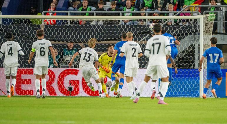 Soccer, Youth, Season 2025 26, U21, European Championship Qualification Group F 4 Matchday in Jena Germany Greece, Konstantinos Kostoulas 2 v r , U21, Greece , scores the goal to 0 1 against goalkeeper Dennis Seimen U21, Germany , 10 10 2025, Copyright: xMatthiasxKochx