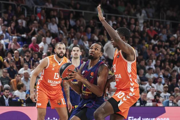 October 10, 2025, Barcelona, Barcelona, Spain: Kevin Punter of FC Barcelona, Barca and Omari Moore of Valencia Basket in action during the Turkish Airlines Euroleague 2025 26 League Phase MD3, match played between FC Barcelona and Valencia Basket at Palau Blaugrana on October 10, 2025 in Barcelona, Spain. Barcelona Spain - ZUMAa181 20251010_zaa_a181_414 Copyright: xJavierxBorregox