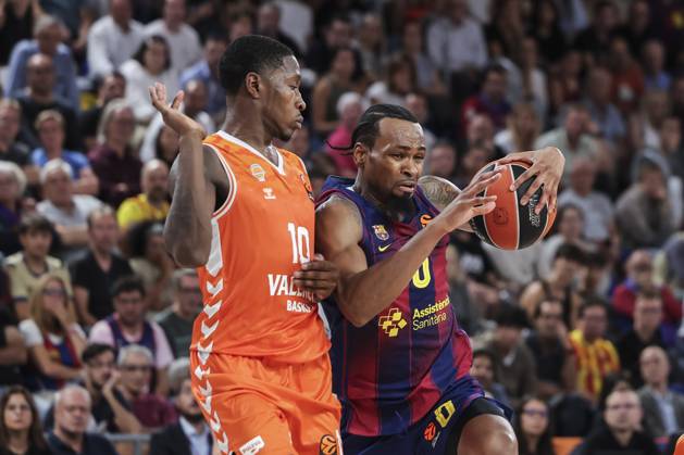 October 10, 2025, Barcelona, Barcelona, Spain: Kevin Punter of FC Barcelona, Barca and Omari Moore of Valencia Basket in action during the Turkish Airlines Euroleague 2025 26 League Phase MD3, match played between FC Barcelona and Valencia Basket at Palau Blaugrana on October 10, 2025 in Barcelona, Spain. Barcelona Spain - ZUMAa181 20251010_zaa_a181_449 Copyright: xJavierxBorregox