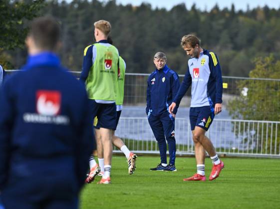 STOCKHOLM, SWEDEN 20251011 Swedish national team captain Jon Dahl Tomasson as the Swedish national football team trains on Bosön, the day after the loss in the World Cup qualifier against Switzerland, and ahead of the match against Kosovo STOCKHOLM SWEDEN x10090x  Copyright: xClaudioxBresciani TTx THE SWEDISH NATIONAL FOOTBALL TEAM TRAINS ON BOSÖN
