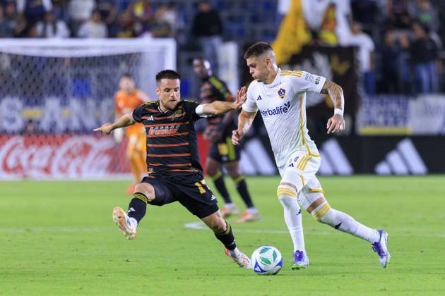 October 11, 2025, Los Angeles, California, USA: Gabriel Pec 11 of the LA Galaxy is defended by Ramiro 17 of the FC Dallas during their regular season MLS, Fussball Herren, USA match on Saturday October 11, 2025 at Dignity Health Sports Park Stadium in Carson, California. LA Galaxy defeats FC Dallas, 2-1. JAVIER ROJAS PI Los Angeles USA - ZUMAp124 20251011_zaa_p124_046 Copyright: xJavierxRojasx