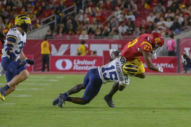 October 11, 2025, Los Angeles, California, USA: 21 Bryan Jackson, RB of the USC Trojans is tackled by 15 Ernest Hausmann, LB of the Michigan Wolverines during their BIG 10 football game on Saturday October 11, 2025 at the Los Angeles Coliseum in Los Angeles, California. Trojans defeat Wolverines, 31-13. MARK HAMMOND BNS PI Los Angeles USA - ZUMAp124 20251011_zaa_p124_116 Copyright: xMarkxHammondx