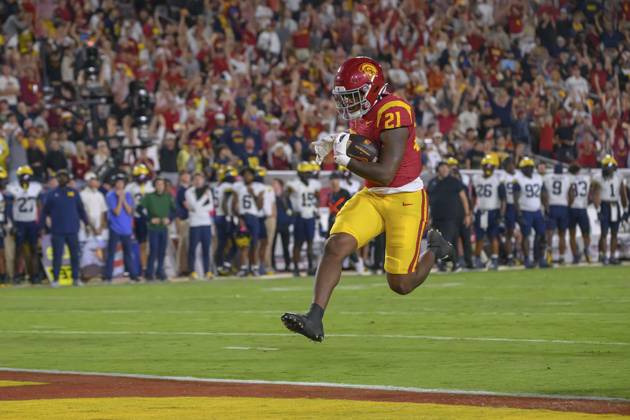 October 11, 2025, Los Angeles, California, USA: 21 Bryan Jackson, RB of the USC Trojans scores a touchdoen during their BIG 10 football game against the Michigan Wolverines on Saturday October 11, 2025 at the Los Angeles Coliseum in Los Angeles, California. Trojans defeat Wolverines, 31-13. MARK HAMMOND BNS PI Los Angeles USA - ZUMAp124 20251011_zaa_p124_119 Copyright: xMarkxHammondx