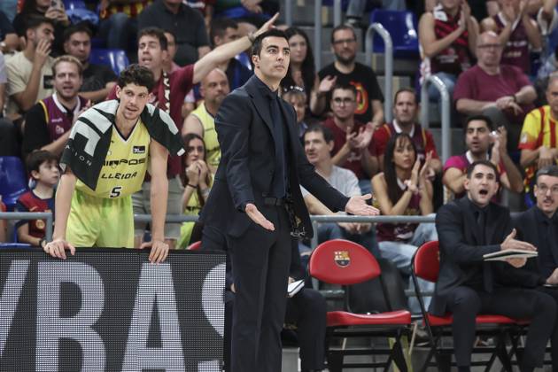 October 12, 2025, Barcelona, Barcelona, Spain: Gerard Encuentra, head coach of Hiopos Lleida, gestures during the Spanish League, Liga ACB Endesa, basketball match played between FC Barcelona, Barca and Hiopos Lleida at Palau Blaugrana on October 12, 2025 in Barcelona, Spain. Barcelona Spain - ZUMAa181 20251012_zaa_a181_112 Copyright: xJavierxBorregox