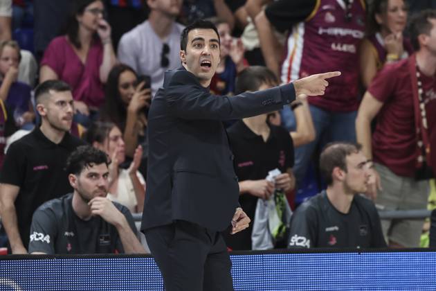 October 12, 2025, Barcelona, Barcelona, Spain: Gerard Encuentra, head coach of Hiopos Lleida, gestures during the Spanish League, Liga ACB Endesa, basketball match played between FC Barcelona, Barca and Hiopos Lleida at Palau Blaugrana on October 12, 2025 in Barcelona, Spain. Barcelona Spain - ZUMAa181 20251012_zaa_a181_166 Copyright: xJavierxBorregox