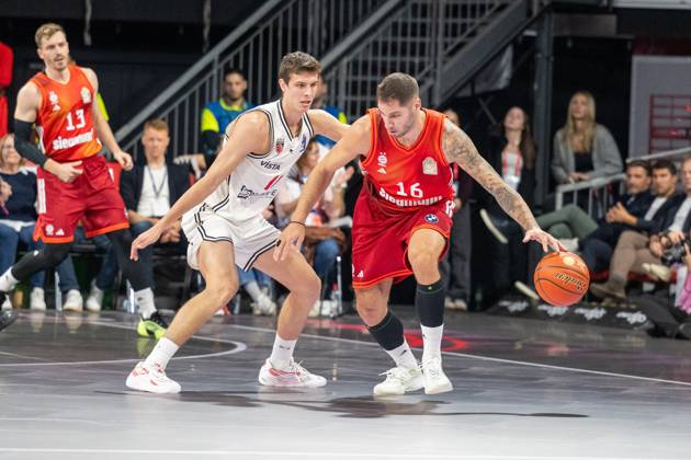 Richard Balint 11 BMA365 Bamberg Baskets in duel with Stefan Jovic 16 FC Bayern Basketball , FC Bayern Basketball vs BMA365 Bamberg Baskets, BBL, Matchday 4, 12 10 2025 Munich Bavaria Germany Copyright: xkolbert-press UlrichxGamelx