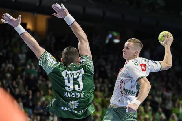 in the picture from l Mijajlo Marsenic Fuechse Berlin , Karolis Antanavicius GWD Minden , duel, action, fight, fights for the ball, GER, Berlin, handball, Fuechse Berlin vs GWD Minden , DAIKIN Handball Bundesliga, in the Max Schmeling Halle, 12 10 2025, Copyright: HMBxMedia UwexKoch