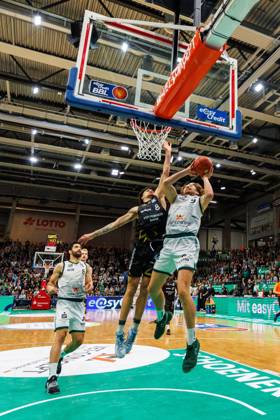 Marco Hollersbacher Gladiators Trier in a duel with Joshua Obiesie Basketball Loewen Braunschweig , Vet Concept Gladiators Trier vs Basketball Loewen Braunschweig, Basketball, easyCredit BBL, Matchday 4, Season 2025 2026, 12 10 2025 Vet Concept Gladiators Trier vs Basketball Loewen Braunschweig, Basketball, easyCredit BBL, Matchday 4, Season 2025 2026, 12 10 2025 Copyright: xEibner-Pressefoto AlexanderxNeisx EP_ANS