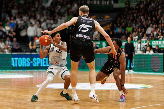 Eli Brooks Gladiators Trier in a duel with Philipp Hartwich Basketball Loewen Braunschweig and Grant Sherfield Basketball Loewen Braunschweig , Vet Concept Gladiators Trier vs Basketball Loewen Braunschweig, Basketball, easyCredit BBL, Matchday 4, Season 2025 2026, 12 10 2025 Vet Concept Gladiators Trier vs Basketball Loewen Braunschweig, Basketball, easyCredit BBL, Matchday 4, Season 2025 2026, 12 10 2025 Copyright: xEibner-Pressefoto AlexanderxNeisx EP_ANS