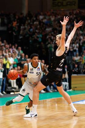 Eli Brooks Gladiators Trier in a duel with Philipp Hartwich Basketball Loewen Braunschweig , Vet Concept Gladiators Trier vs Basketball Loewen Braunschweig, Basketball, easyCredit BBL, Matchday 4, Season 2025 2026, 12 10 2025 Vet Concept Gladiators Trier vs Basketball Loewen Braunschweig, Basketball, easyCredit BBL, Matchday 4, Season 2025 2026, 12 10 2025 Copyright: xEibner-Pressefoto AlexanderxNeisx EP_ANS