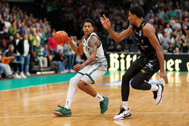 Eli Brooks Gladiators Trier in a duel with David N Guessan Basketball Loewen Braunschweig , Vet Concept Gladiators Trier vs Basketball Loewen Braunschweig, Basketball, easyCredit BBL, Matchday 4, Season 2025 2026, 12 10 2025 Vet Concept Gladiators Trier vs Basketball Loewen Braunschweig, Basketball, easyCredit BBL, Matchday 4, Season 2025 2026, 12 10 2025 Copyright: xEibner-Pressefoto AlexanderxNeisx EP_ANS