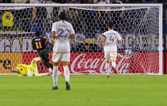 October 11, 2025, Los Angeles, California, USA: Anderson Julio 11 of the FC Dallas kicks then ball for a goal during their regular season MLS, Fussball Herren, USA match against the LA Galaxy on Saturday October 11, 2025 at Dignity Health Sports Park Stadium in Carson, California. LA Galaxy defeats FC Dallas, 2-1. JAVIER ROJAS PI Los Angeles USA - ZUMAp124 20251011_zaa_p124_124 Copyright: xJavierxRojasx