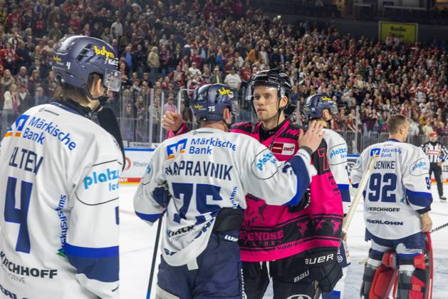 Julian Napravnik Iserlohn Roosters, 75 congratulates Dominik Bokk Koelner Haie, 78 Koelner Haie vs Iserlohn Roosters, Ice Hockey, Penny DEL, Matchday 10, 2025 2026, 11 10 2025 Koelner Haie KEC vs Iserlohn Roosters, Ice Hockey, Penny DEL, Matchday 10, 2025 2026, 11 10 2025 Koeln Copyright: xEibner-Pressefoto GerhardxWingenderx EP_GWR