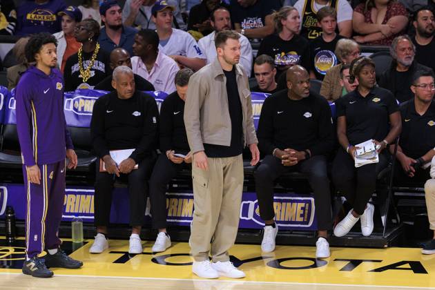 October 12, 2025, Los Angeles, California, USA: Luka Doncic 77 of the Los Angeles Lakers looks on from the sidelines during their preseason NBA, Basketball Herren, USA game against the Golden State Warriors on Sunday October 12, 2025 at Crypto.com Arena in Los Angeles, California. Lakers defeat Warriors, 126-116. JAVIER ROJAS PI Los Angeles USA - ZUMAp124 20251012_zaa_p124_129 Copyright: xJavierxRojasx