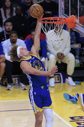 October 12, 2025, Los Angeles, California, USA: Brandin Podziemski 2 of the Golden State Warriors puts up a layup during their preseason NBA, Basketball Herren, USA game against the Los Angeles Lakers on Sunday October 12, 2025 at Crypto.com Arena in Los Angeles, California. Lakers defeat Warriors, 126-116. JAVIER ROJAS PI Los Angeles USA - ZUMAp124 20251012_zaa_p124_145 Copyright: xJavierxRojasx