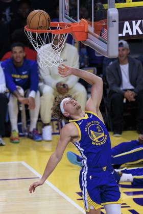 October 12, 2025, Los Angeles, California, USA: Brandin Podziemski 2 of the Golden State Warriors puts up a layup during their preseason NBA, Basketball Herren, USA game against the Los Angeles Lakers on Sunday October 12, 2025 at Crypto.com Arena in Los Angeles, California. Lakers defeat Warriors, 126-116. JAVIER ROJAS PI Los Angeles USA - ZUMAp124 20251012_zaa_p124_146 Copyright: xJavierxRojasx