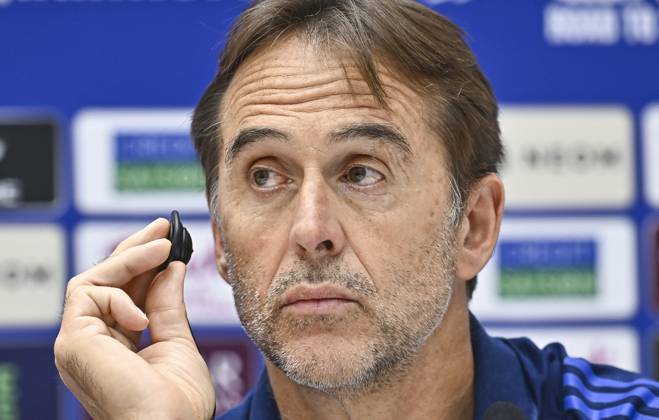press conference, PK, Pressekonferenz TEAM QATAR-2026 FIFA World Cup, WM, Weltmeisterschaft, Fussball ASIAN QUALIFIER PLAYOFFS Head coach of Qatar Julen Lopetegui attends a press conference ahead of the FIFA World Cup 2026 AFC Asian qualifiers playoffs group A match between Qatar and United Arab Emirates at Jassim Bin Hamad Stadium in Doha, Qatar, on October 13, 2025. DOHA Qatar Copyright: xNOUSHADx
