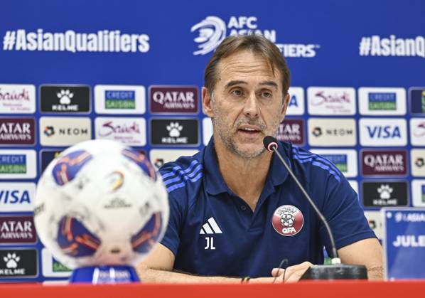 press conference, PK, Pressekonferenz TEAM QATAR-2026 FIFA World Cup, WM, Weltmeisterschaft, Fussball ASIAN QUALIFIER PLAYOFFS Head coach of Qatar Julen Lopetegui attends a press conference ahead of the FIFA World Cup 2026 AFC Asian qualifiers playoffs group A match between Qatar and United Arab Emirates at Jassim Bin Hamad Stadium in Doha, Qatar, on October 13, 2025. DOHA Qatar Copyright: xNOUSHADx