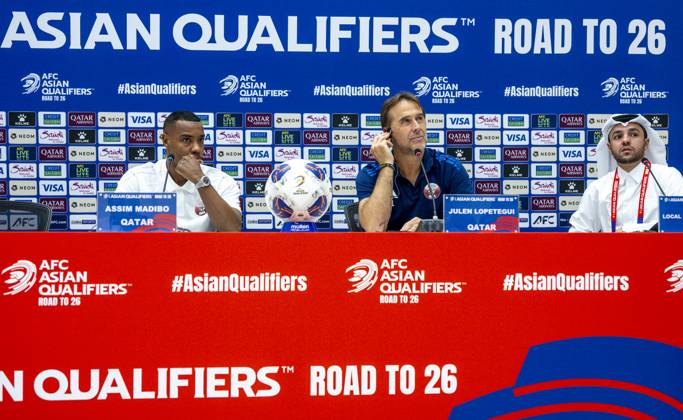 press conference, PK, Pressekonferenz TEAM QATAR-2026 FIFA World Cup, WM, Weltmeisterschaft, Fussball ASIAN QUALIFIER PLAYOFFS Head coach of Qatar Julen Lopetegui (C) and player Assim Madibo (L) attend a press conference ahead of the FIFA World Cup 2026 AFC Asian qualifiers playoffs group A match between Qatar and United Arab Emirates at Jassim Bin Hamad Stadium in Doha, Qatar, on October 13, 2025. DOHA Qatar Copyright: xNOUSHADx