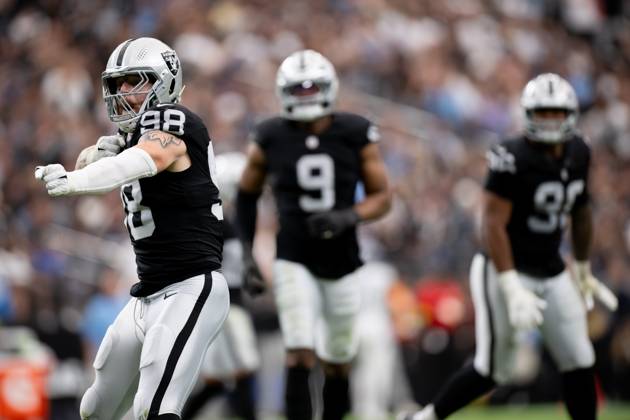 October 12, 2025, Las Vegas, Nevada, USA: Las Vegas Raiders 98 MAXX CROSBY (DE) with a pick and celebrate during 2025 NFL, American Football Herren, USA Season week 6 at the Allegiant Stadium in Las Vegas. Las Vegas USA - ZUMAo117 20251012_zsp_o117_018 Copyright: xMikaelxOnax