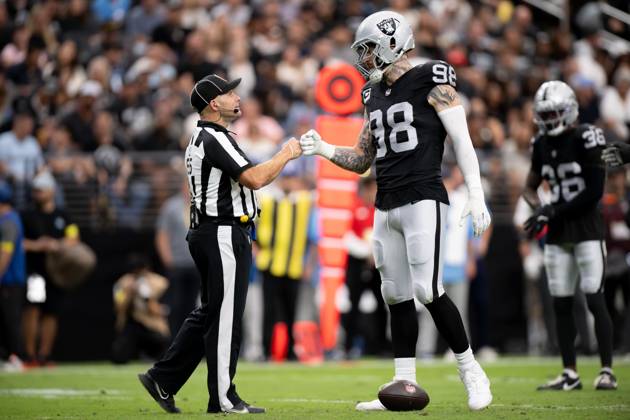 October 12, 2025, Las Vegas, Nevada, USA: Las Vegas Raiders 98 MAXX CROSBY (DE) fist bump with the referee during 2025 NFL, American Football Herren, USA Season week 6 at the Allegiant Stadium in Las Vegas. Las Vegas USA - ZUMAo117 20251012_zsp_o117_022 Copyright: xMikaelxOnax