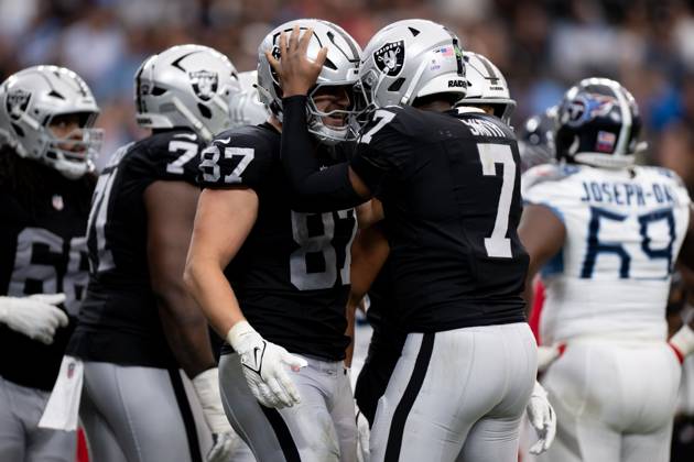 October 12, 2025, Las Vegas, Nevada, USA: Las Vegas Raiders celebrates as they score a touch down secured by 87 MICHAEL MAYER (TE) during 2025 NFL, American Football Herren, USA Season week 6 at the Allegiant Stadium in Las Vegas. Las Vegas USA - ZUMAo117 20251012_zsp_o117_026 Copyright: xMikaelxOnax