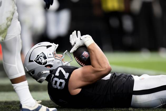 October 12, 2025, Las Vegas, Nevada, USA: Las Vegas Raiders 87 MICHAEL MAYER (TE) completed catch with securing the ball on the turf during 2025 NFL, American Football Herren, USA Season week 6 at the Allegiant Stadium in Las Vegas. Las Vegas USA - ZUMAo117 20251012_zsp_o117_027 Copyright: xMikaelxOnax
