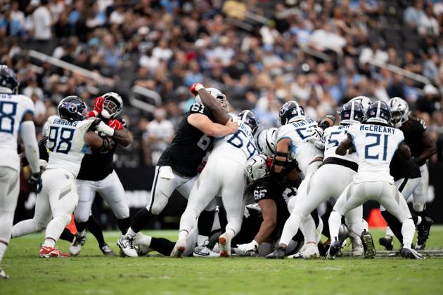 October 12, 2025, Las Vegas, Nevada, USA: Las Vegas Raiders came away with a 20-10 victory over Tennessee Titans during 2025 NFL, American Football Herren, USA Season week 6 at the Allegiant Stadium in Las Vegas. Las Vegas USA - ZUMAo117 20251012_zsp_o117_030 Copyright: xMikaelxOnax