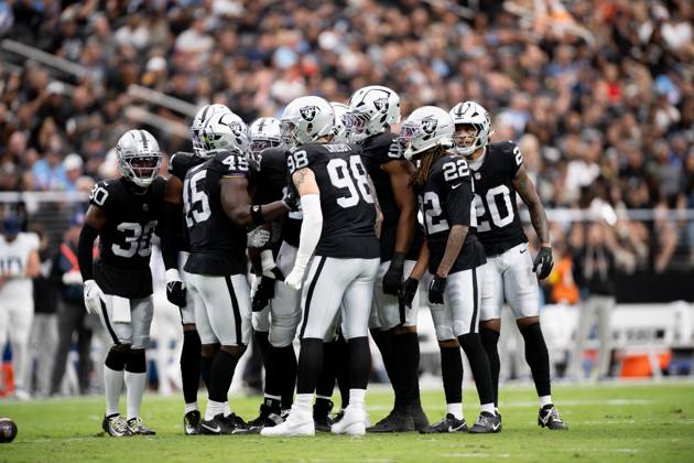 October 12, 2025, Las Vegas, Nevada, USA: Las Vegas Raiders gather as they plan the next strategy during 2025 NFL, American Football Herren, USA Season week 6 at the Allegiant Stadium in Las Vegas. Las Vegas USA - ZUMAo117 20251012_zsp_o117_034 Copyright: xMikaelxOnax