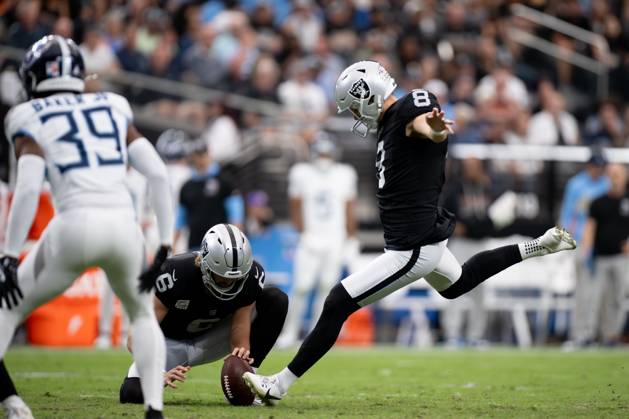 October 12, 2025, Las Vegas, Nevada, USA: Las Vegas Raiders came away with a 20-10 victory over Tennessee Titans during 2025 NFL, American Football Herren, USA Season week 6 at the Allegiant Stadium in Las Vegas. Las Vegas USA - ZUMAo117 20251012_zsp_o117_042 Copyright: xMikaelxOnax