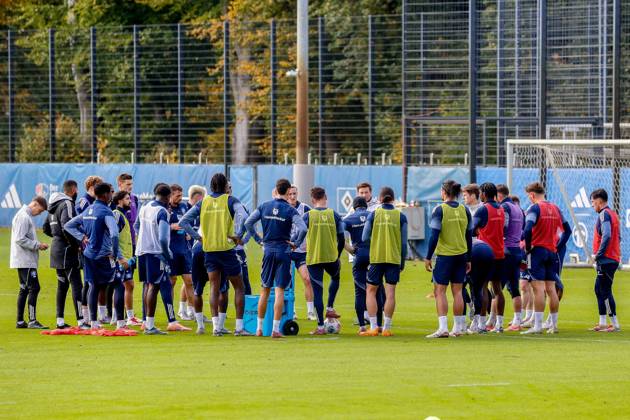 Team coach Merlin Polzin speaks to the team HSV Germany , Hamburg , Volksparkstadion , Training ground soccer , 1 Bundesliga , Training of Hamburger SV