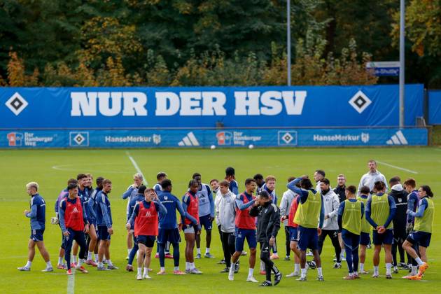 Team circle Coach Merlin Polzin Co Coach Loic Fave Richard Krohn HSV Germany , Hamburg , Volksparkstadion , Training ground Football , 1 Bundesliga , Training of Hamburger SV