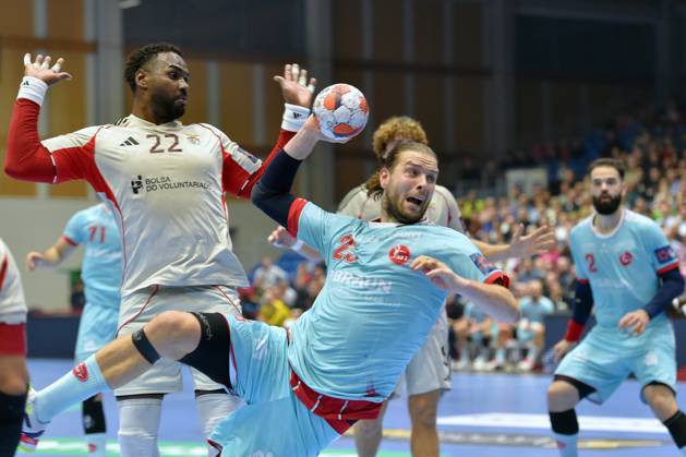 Olle Forsell Schefvert MT Melsungen 25 on throw , Alexis Borges SL Benfica Lisbon 22 L , Ruben Marchan MT Melsungen 2 R , GER, MT Melsungen SL Benfica Lisbon POR l, Handball, EHF European League Maenner, Group Matches, Season 2025 2026, 14 10 2025, GER, MT Melsungen SL Benfica Lisbon, Handball, EHF Maenner, Group Matches, Season 2025 2026, 14 10 2025 Kassel Copyright: xEibner-Pressefotox xRolandxSippelx EP_RSL
