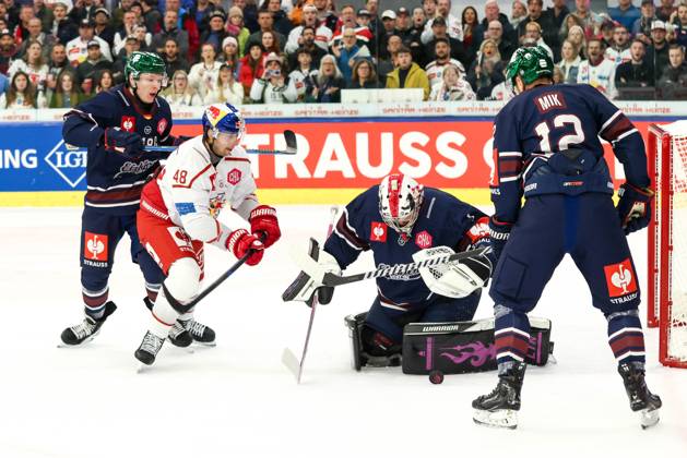 Ice hockey, Eishockey - CHL, EC RBS vs Berlin SALZBURG,AUSTRIA,15.OCT.25 - ICE HOCKEY - CHL, Champions Hockey League, group stage, EC Red Bull Salzburg vs Eisbaeren Berlin. Image shows Lucas Thaler (EC RBS) and Jonas Stettmer (Berlin).  GEPAxpictures xMathiasxMandl