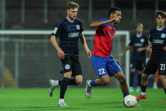 Sport, Football, FVN Niederrheinpokal Season 2025 2026 Round of 16 KFC Uerdingen MSV Duisburg 15 10 2025, Grotenburg Stadion Steffen Meuer MSV Duisburg, 18 k22 Zweikampf Krefeld Grotenburg Stadion Nordrhein Westfalen Germany