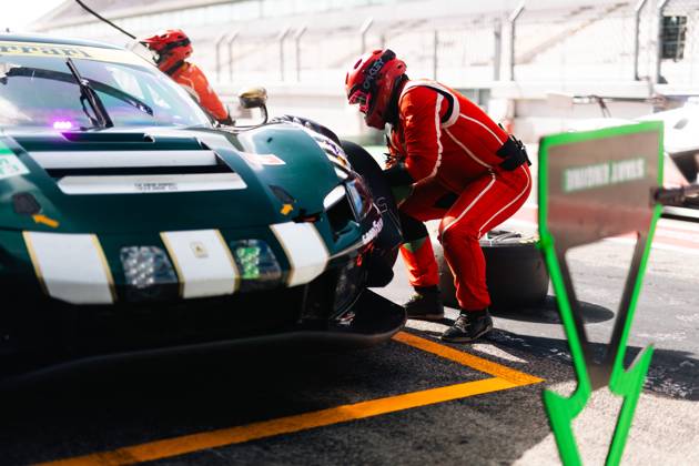 AUTO - ELMS - 4 HOURS OF PORTIMAO 2025 55 CAMERON Duncan (gbr), GRIFFIN Matt (irl), PEREL David (zaf), Spirit of Race, Ferrari 296 GT3, LMGT3, mecaniciens, mechanics pitlane, during the 4 Hours of Portimao, 6th round of the 2025 European Le Mans Series on the Autodromo Internacional do Algarve from October 16 to 18, 2025 in Portimao, Portugal - Copyright: xJoaoxFilipex